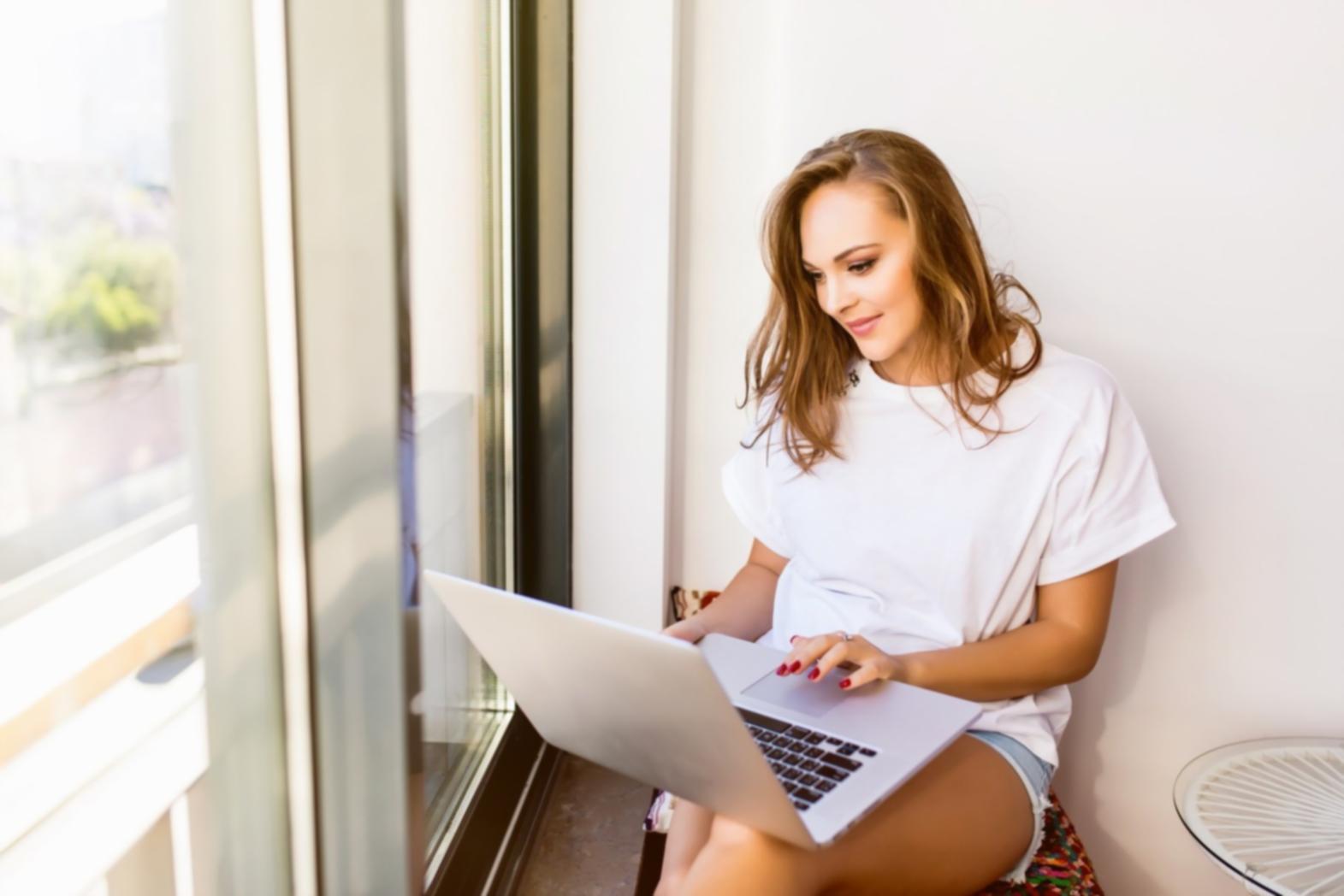 Gruppenfoto der Absolventen beim Networking-Event in Berlin mit Zertifikaten