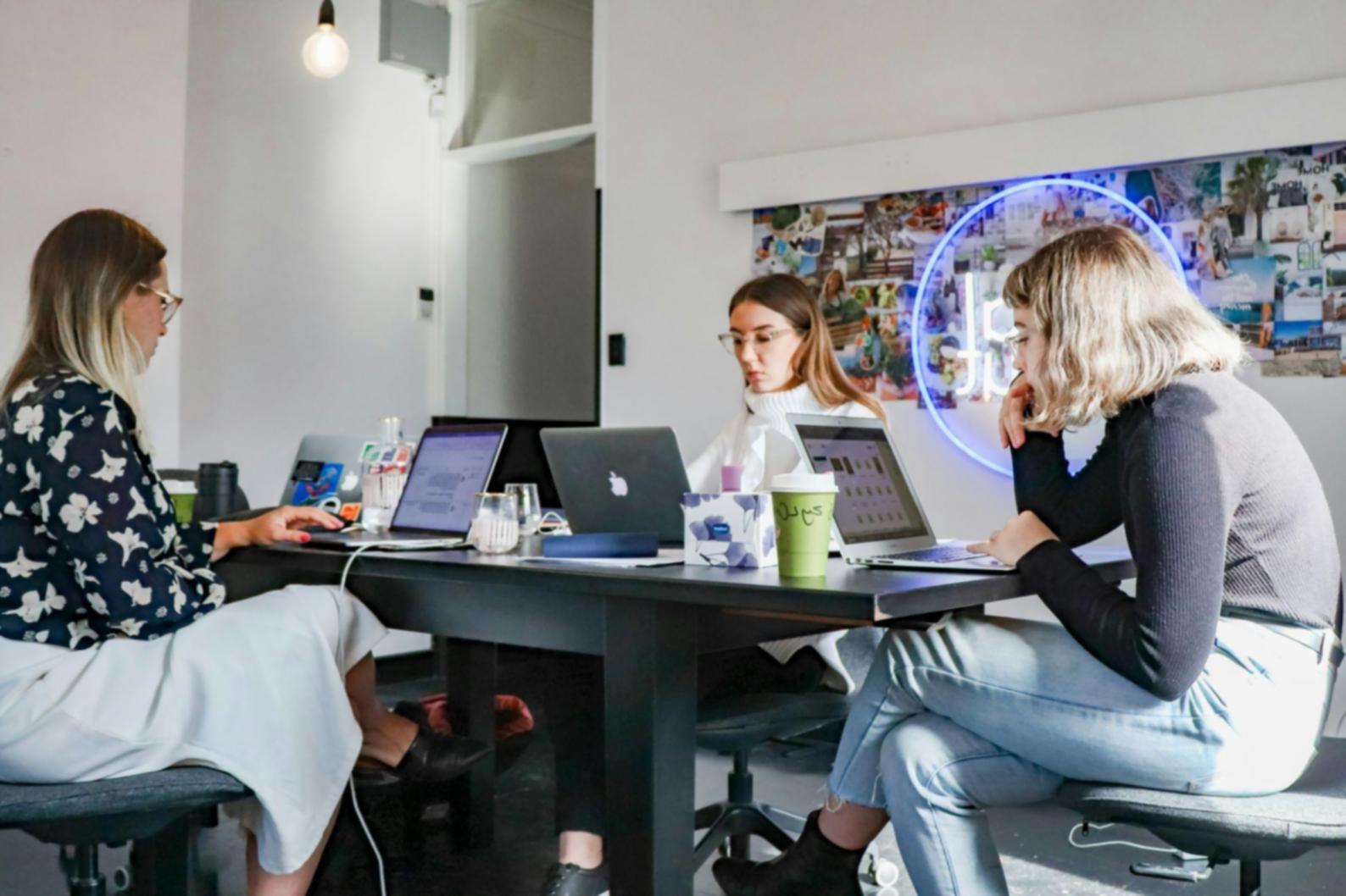 Professioneller Arbeitsplatz mit Strategieplänen für Link-Building-Kampagnen