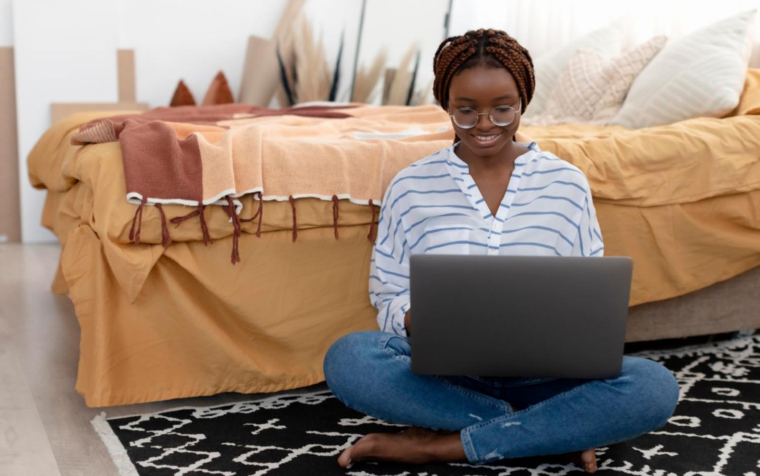 Studenten arbeiten gemeinsam an Link Building Strategien in einem modernen Schulungsraum